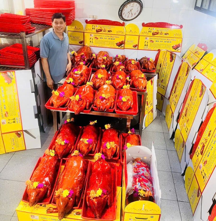 heo-quay-nguyen-con-tại-huu-chien-chuan-bi-giao-khach-tat-nien