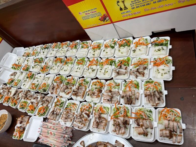 Heo quay có thể được kết hợp cùng với các món ăn như bánh hỏi, bánh mì, bánh bao... tại các buổi tiệc đặc biệt