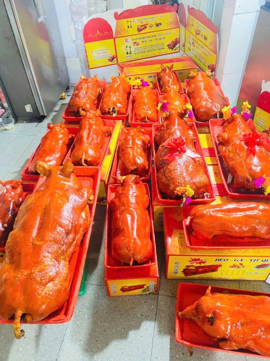 heo-quay-ngon-tại co-so-heo-quay-huu-chien