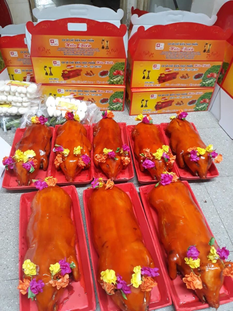 heo-quay-nguyen-con-tang-kem-banh-bao