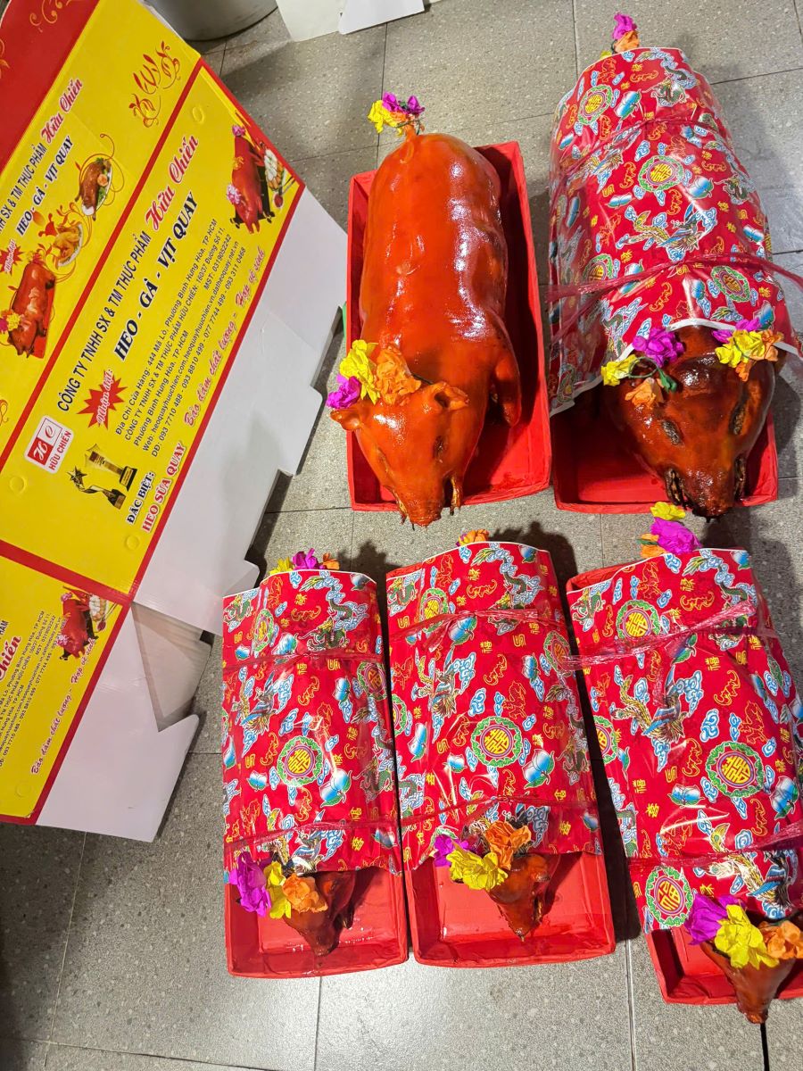 hinh-anh-thuc-te-tai-heo-quay-huu-chien-4
